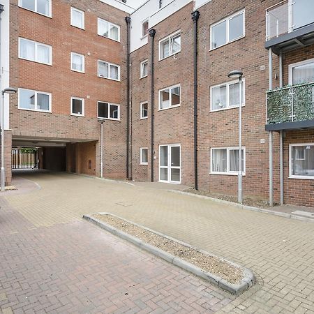 1 Bed Apt Sleeps 4 Luton  Kültér fotó