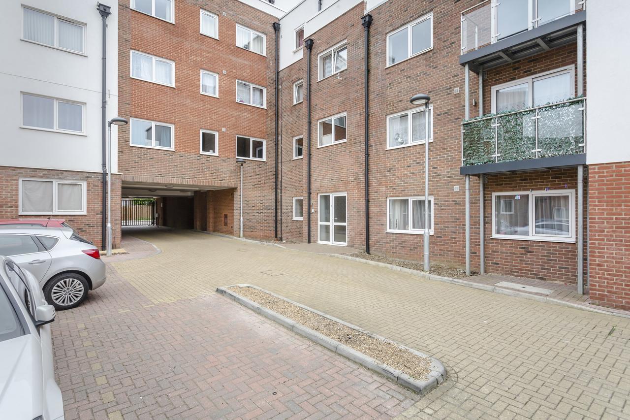 1 Bed Apt Sleeps 4 Luton  Kültér fotó