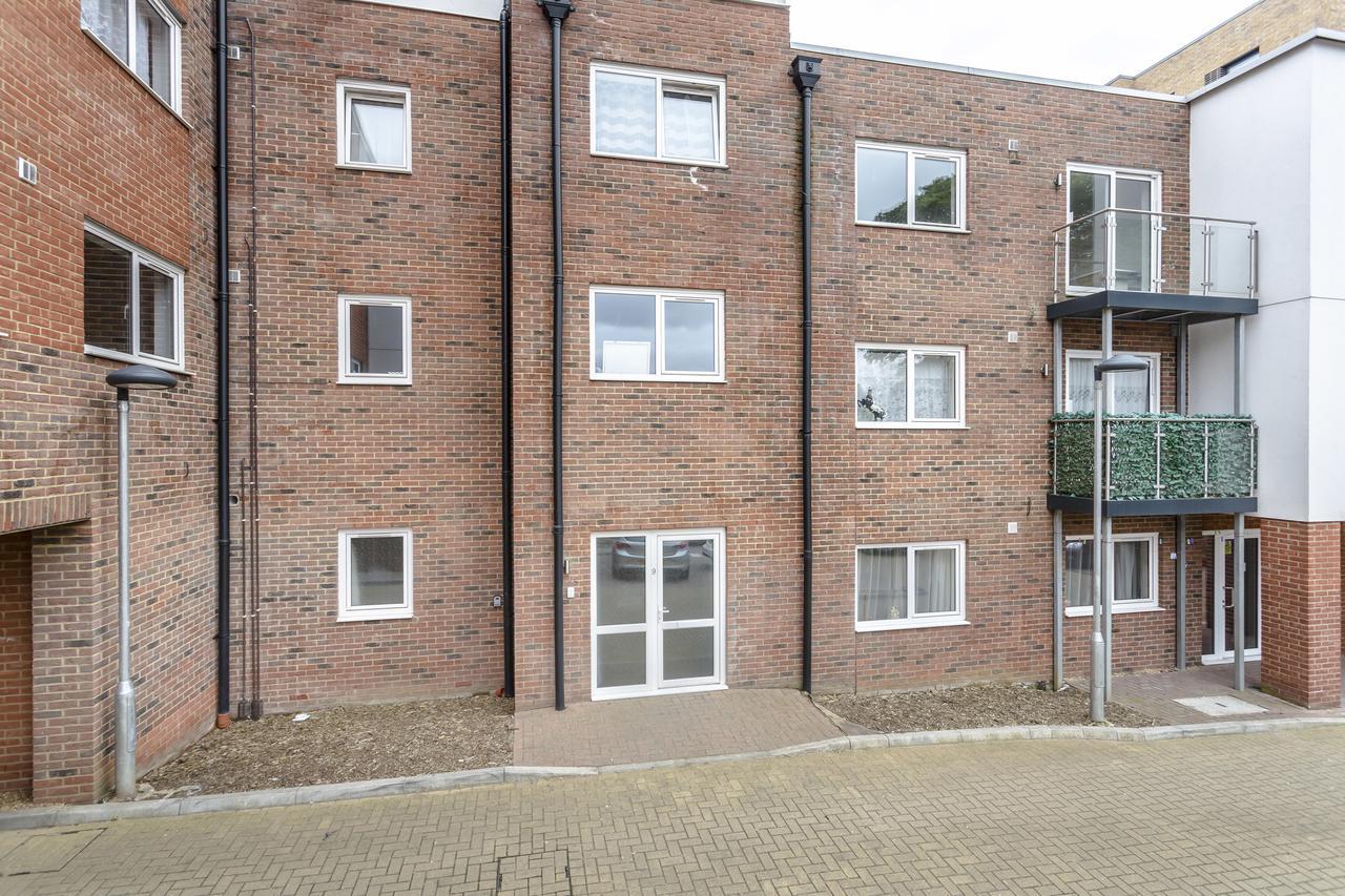 1 Bed Apt Sleeps 4 Luton  Kültér fotó
